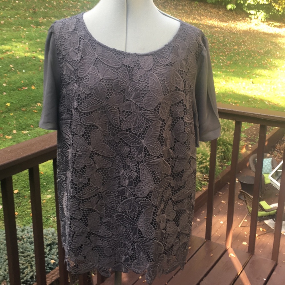 Ann Taylor lined butterfly lace top.